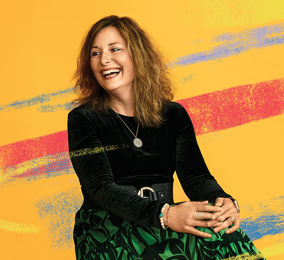 학생이 글을 쓰는 모습과 그 옆에는 뇌가 드러난 AI 로봇이 앉아 있는 일러스트